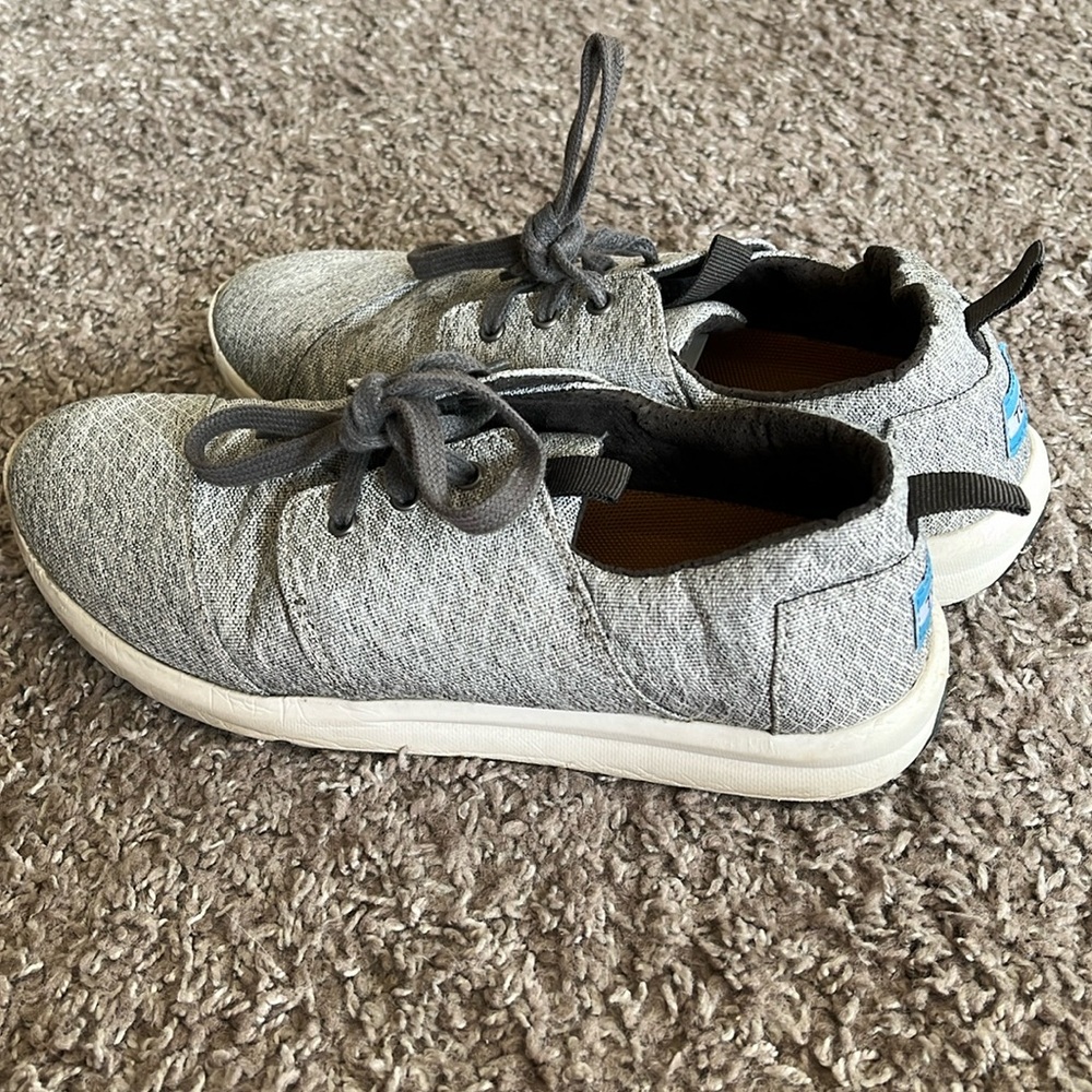 Tom’s women’s sneakers size 9